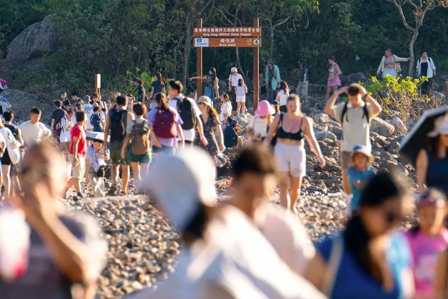 Hong Kong avalia pressão do turismo na ilha de Sharp enquanto autoridades minimizam danos aos recifes