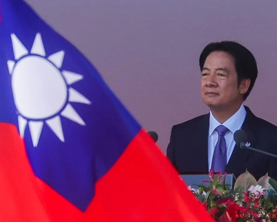 China oferece recompensas por supostos agentes taiwaneses de operações psicológicas enquanto Taipei reforça a defesa