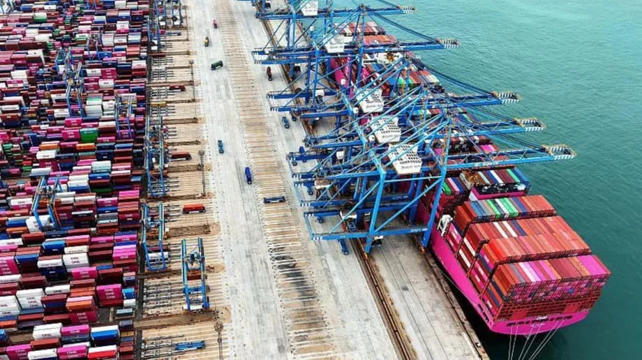 Tarifas, terras raras e uma trégua instável: como as tensões entre EUA e China voltaram a se intensificar em 2025