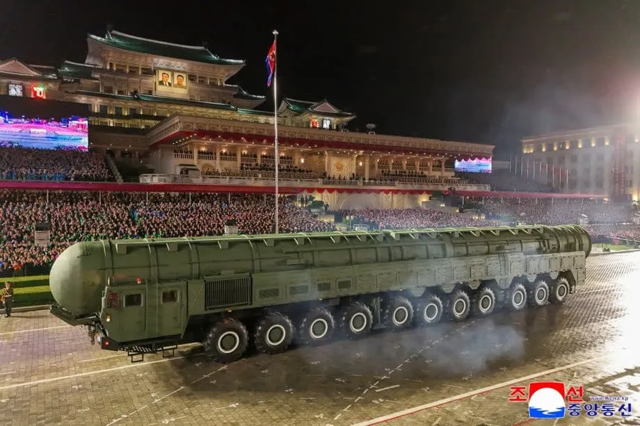 Desfile da Coreia do Norte destaca mísseis hipersônicos e intercontinentais
