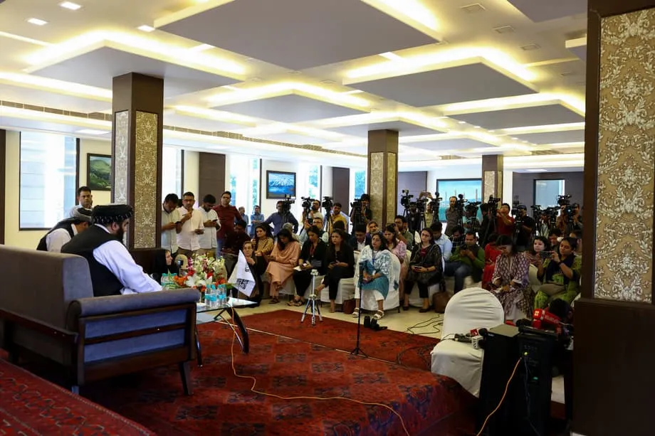 Jornalistas confrontam ministro do Talibã em Delhi enquanto Índia avalia relações com Cabul