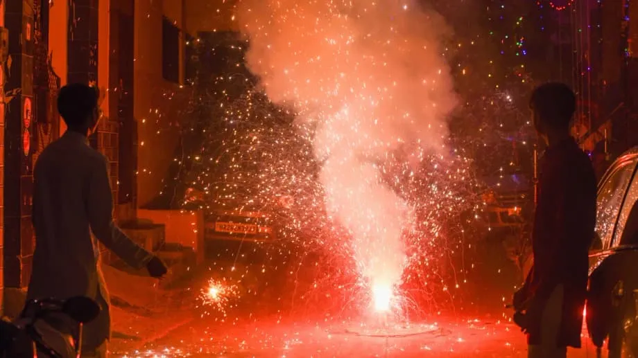 Suprema Corte da Índia autoriza fogos de artifício ecológicos em meio à crise de poluição em Delhi