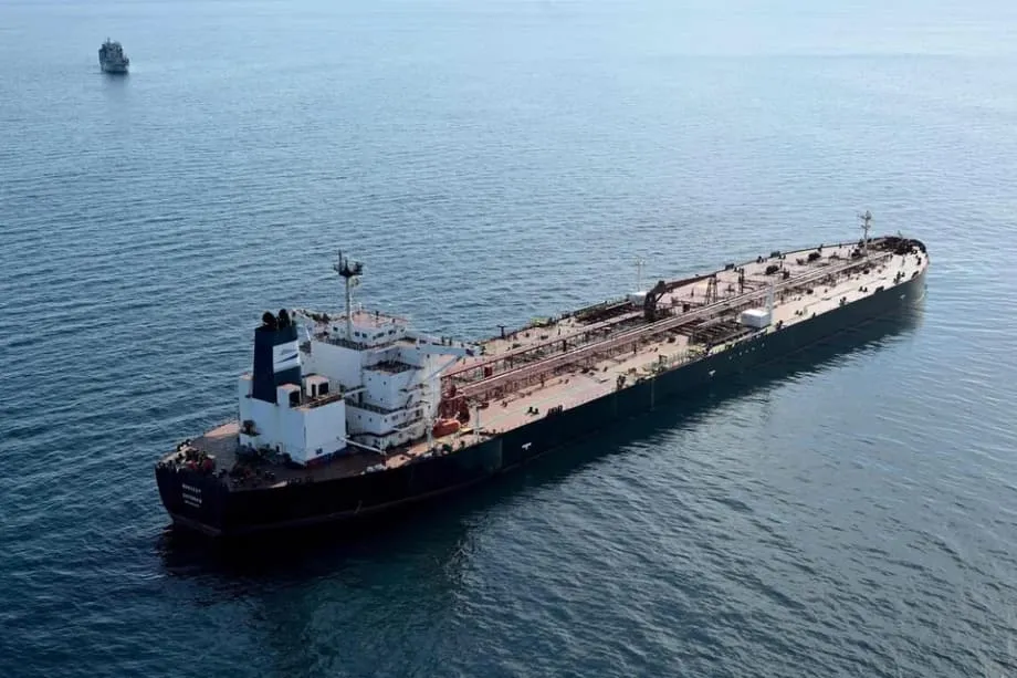 Gás natural liquefeito russo sob sanções é transferido em alto-mar por navio clandestino