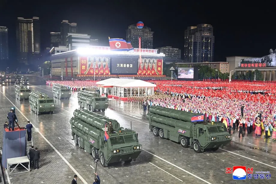 Coreia do Norte dispara mísseis balísticos antes da cúpula da APEC e afirma ter testado sistema hipersônico