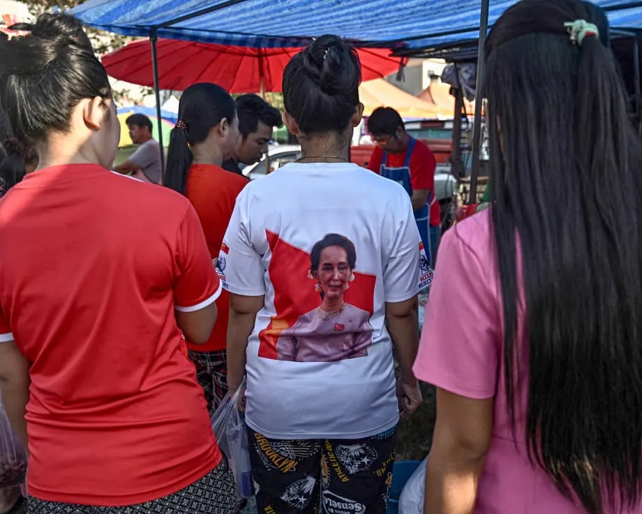 Tailândia abre caminho para que refugiados de Mianmar trabalhem legalmente em meio a cortes na ajuda e à falta de mão de obra