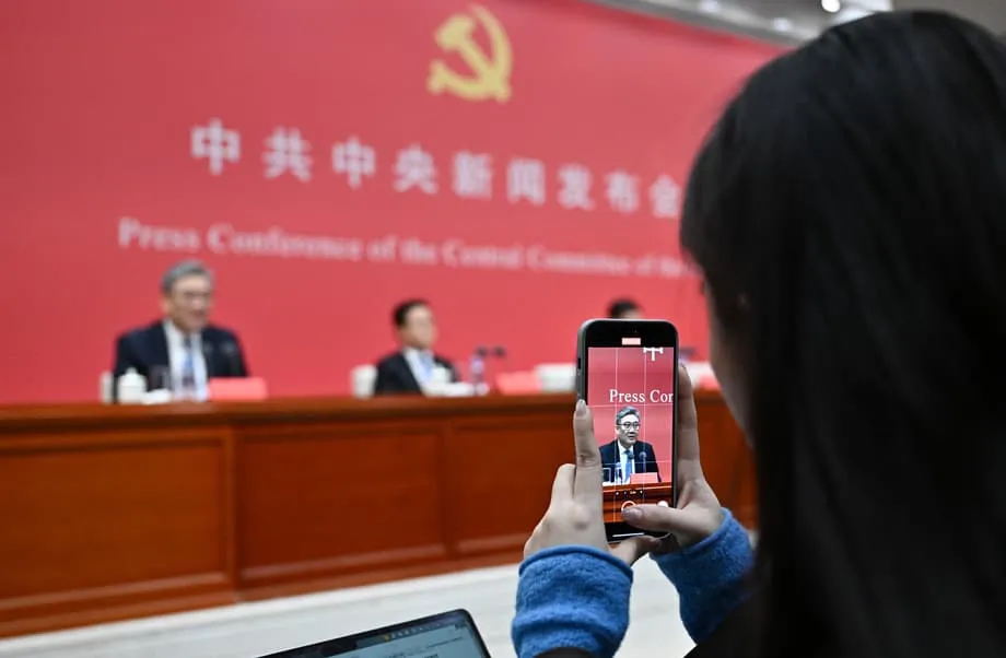 Quarta Sessão Plenária da China traça plano de avanço tecnológico, reorganização do mercado e ampla purga militar