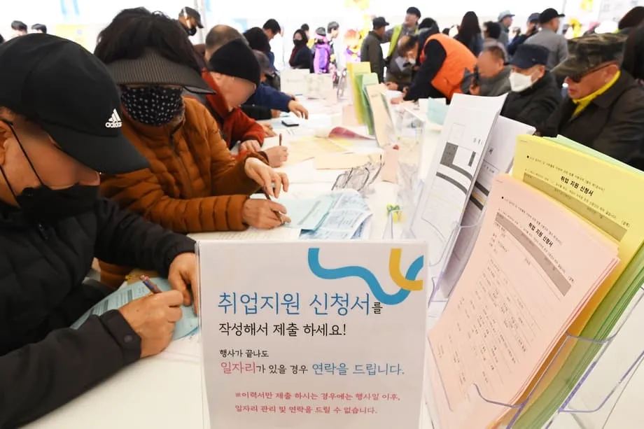 Diferença salarial na Coreia do Sul bate recorde enquanto idosos migram para empregos de meio período e baixa remuneração no cuidado