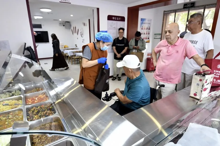 Novos materiais, cuidados com animais de estimação e serviços para idosos impulsionam contratações na China, apesar da desaceleração do mercado de trabalho