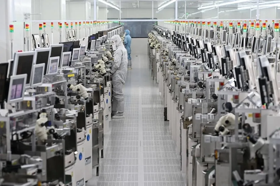 Pesquisadores chineses mapeiam moléculas de fotorresiste e afirmam ter reduzido defeitos em 99% em chips avançados