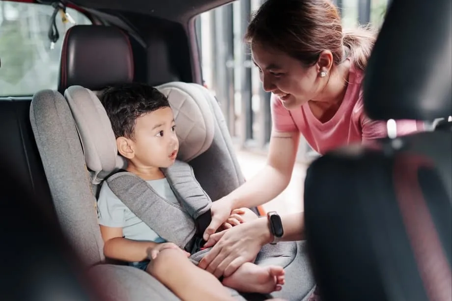 Hong Kong exigirá dispositivos de retenção infantil em carros particulares a partir de novembro de 2025