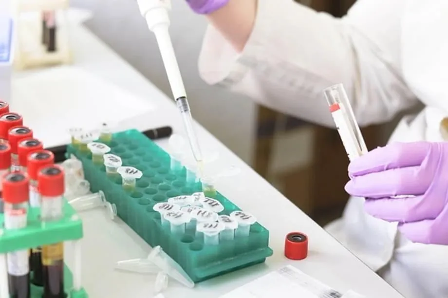China se aproxima dos EUA na liderança científica em IA, tecnologia quântica e biotecnologia