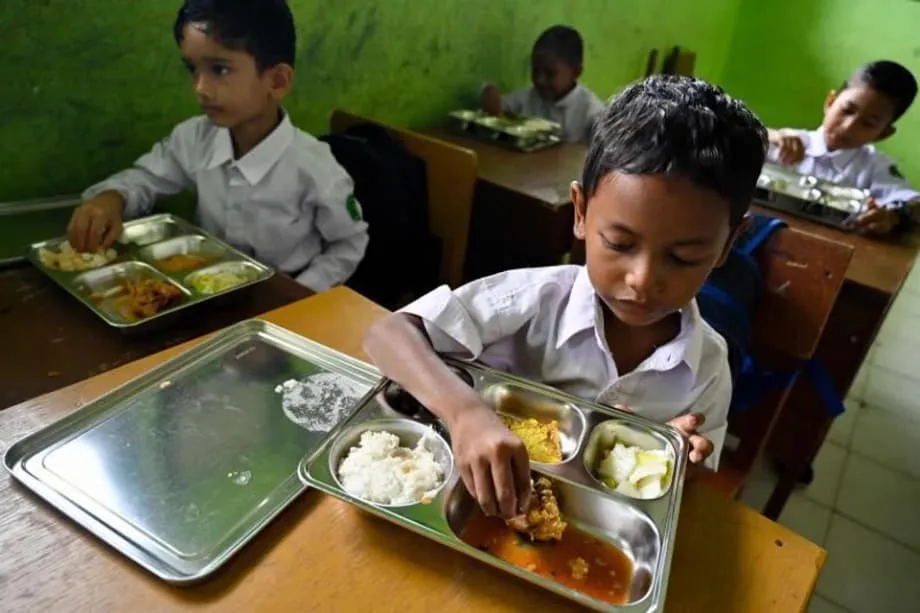 Centenas passam mal na Indonésia após refeições escolares gratuitas