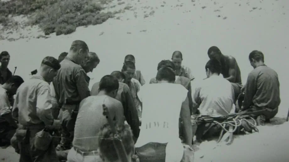 Ilha de Aka, 1945: tropas dos EUA e do Japão compartilham um piquenique e firmam uma trégua