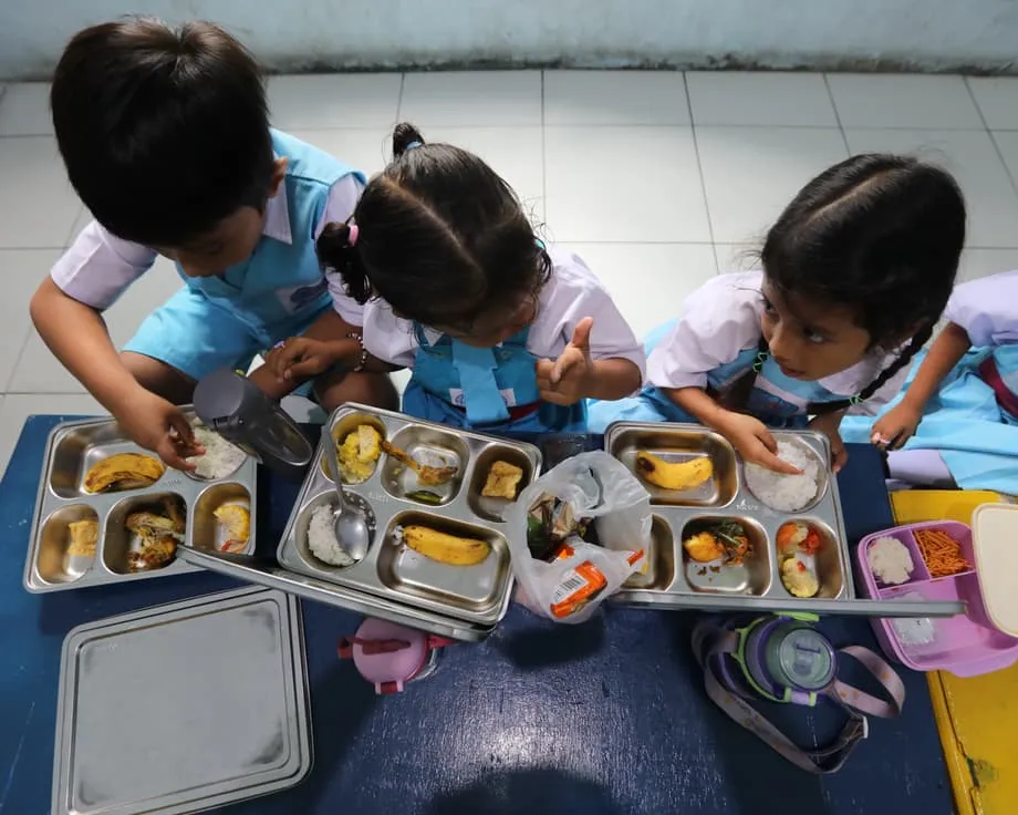 Programa de refeições escolares gratuitas da Indonésia é alvo de críticas após aumento de casos de intoxicação alimentar