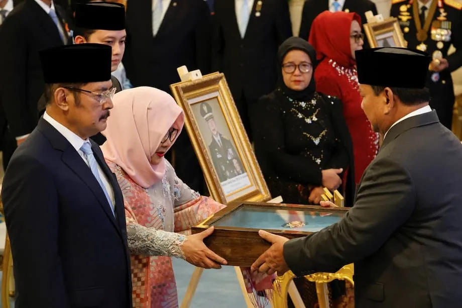 Indonésia concede a Suharto o título de herói nacional, provocando protestos e debate