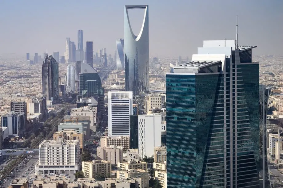 Salários altos atraem profissionais de Hong Kong para a Arábia Saudita, onde diferenças culturais desafiam recém-chegados