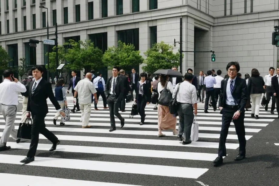 Empresas japonesas recorrem à aposentadoria antecipada enquanto envelhecimento da força de trabalho e pressão de investidores transformam empregos