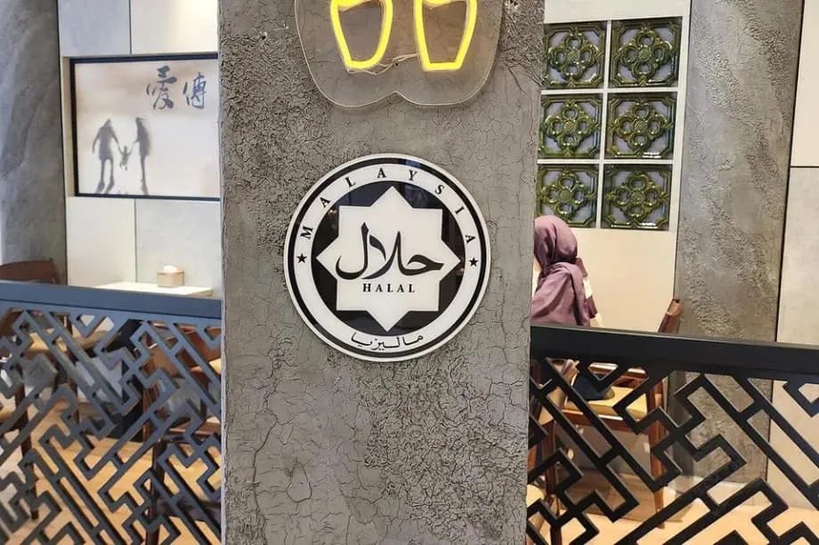 Regras halal da Malásia sob escrutínio: rótulos, confiança e impactos para os negócios