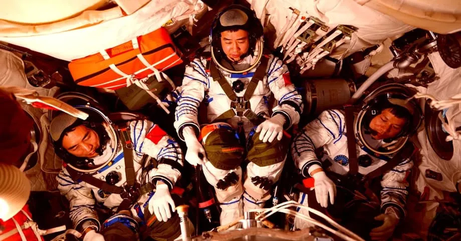 Janela trincada da Shenzhou 20 força troca de espaçonave e destaca risco de detritos orbitais