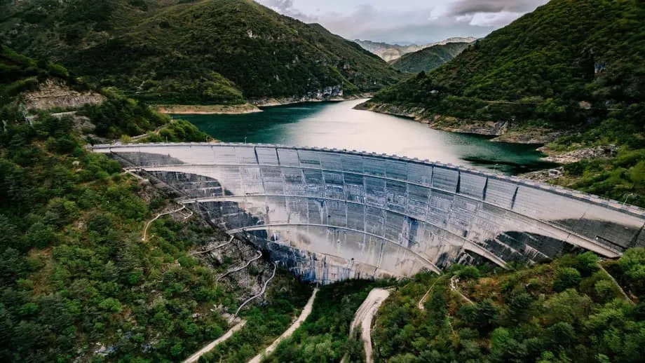 China inaugura barragem de armazenamento por bombeamento de 182 metros para estabilizar uma rede elétrica com alta participação de renováveis