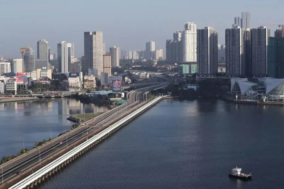 Valorização do ringgit põe à prova o atrativo dos empregos em Singapura para os malaios