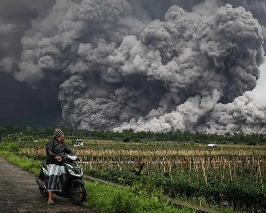 Monte Semeru entra em erupção em Java Oriental; alerta máximo é emitido e evacuações estão em andamento