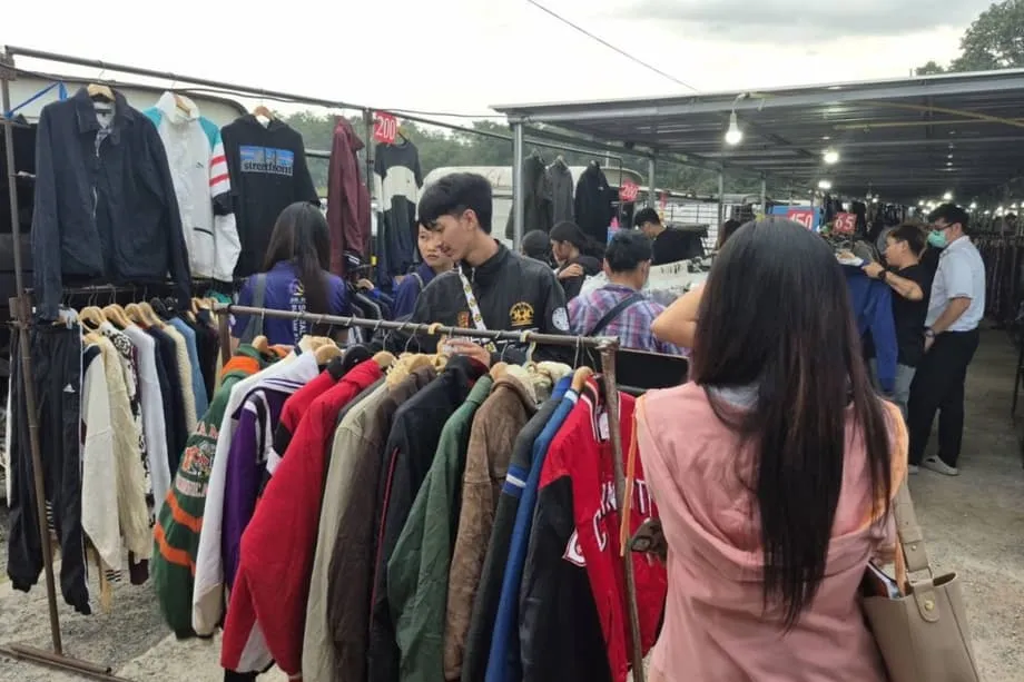 Frio leva consumidores de Buriram a buscar roupas de inverno de segunda mão