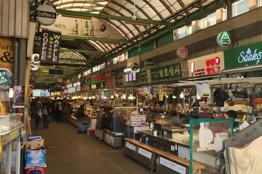Escândalo de cobrança abusiva no Mercado de Gwangjang provoca processo entre comerciantes e revisão de regras em Seul