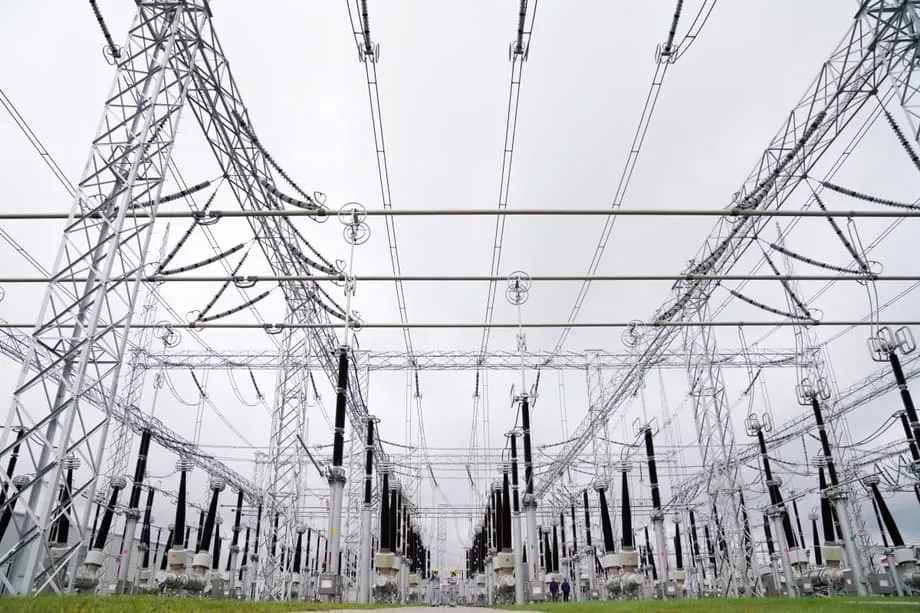 IA impulsiona boom nas exportações chinesas de equipamentos elétricos em meio à crise global nas redes