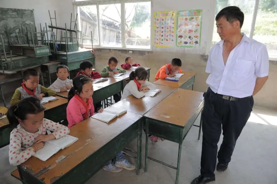 China mobiliza professores aposentados para reduzir a desigualdade educacional entre cidades e áreas rurais