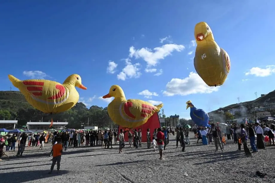 Tradição no céu enquanto o festival Tazaungdaing de Mianmar continua