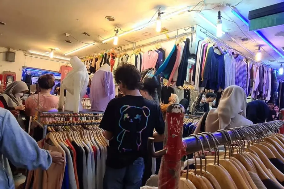 Vendedores de roupas de segunda mão resistem enquanto a Indonésia intensifica a proibição de roupas usadas importadas