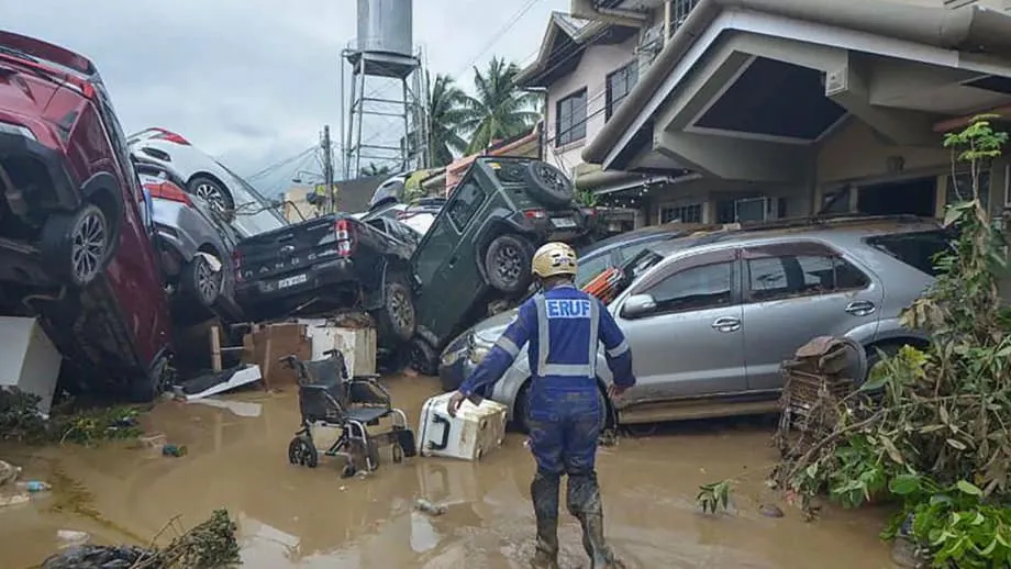 Cebu tenta se recuperar de enchentes sem precedentes enquanto o tufão Kalmaegi atinge o centro das Filipinas