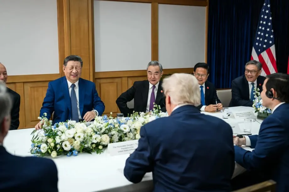 Fotos descontraídas da APEC mostram Xi Jinping sorrindo e expõem o contraste entre sua imagem internacional e doméstica