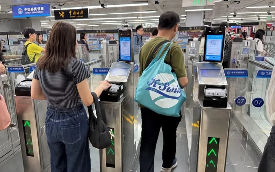 Viajantes de Hong Kong aderem às faixas de reconhecimento facial enquanto a China continental amplia o acesso