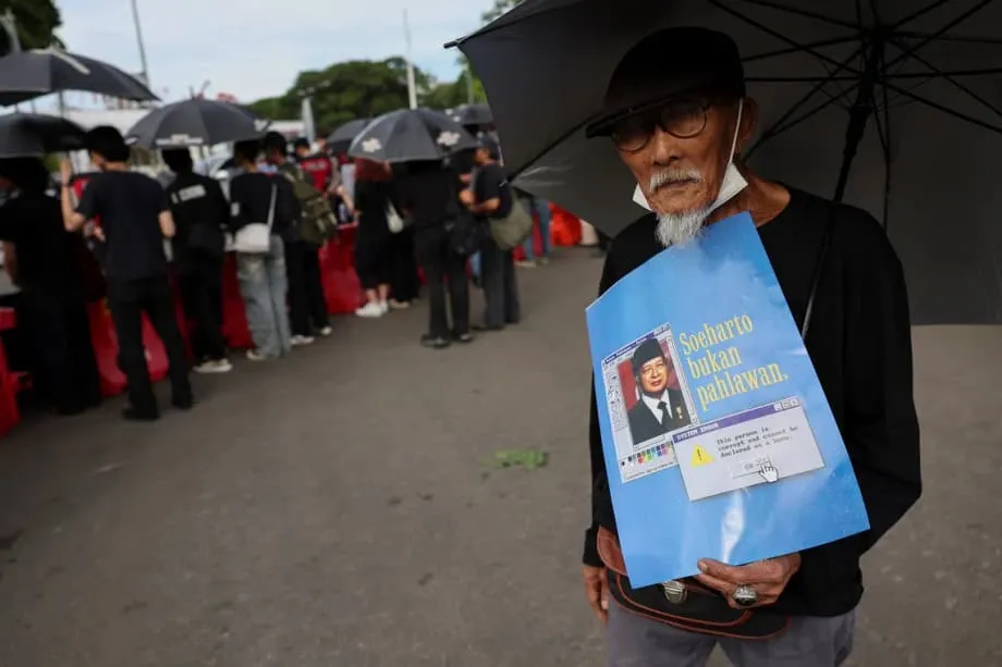 Protestos aumentam em Jacarta contra plano de conceder a Suharto o título de herói nacional