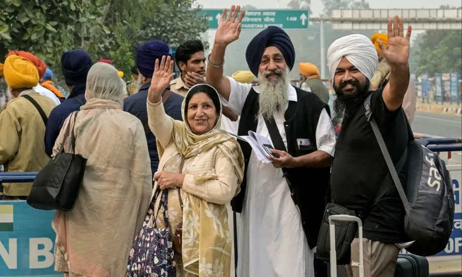 Peregrinos sikhs indianos entram no Paquistão para aniversário de Guru Nanak, com abertura limitada da fronteira