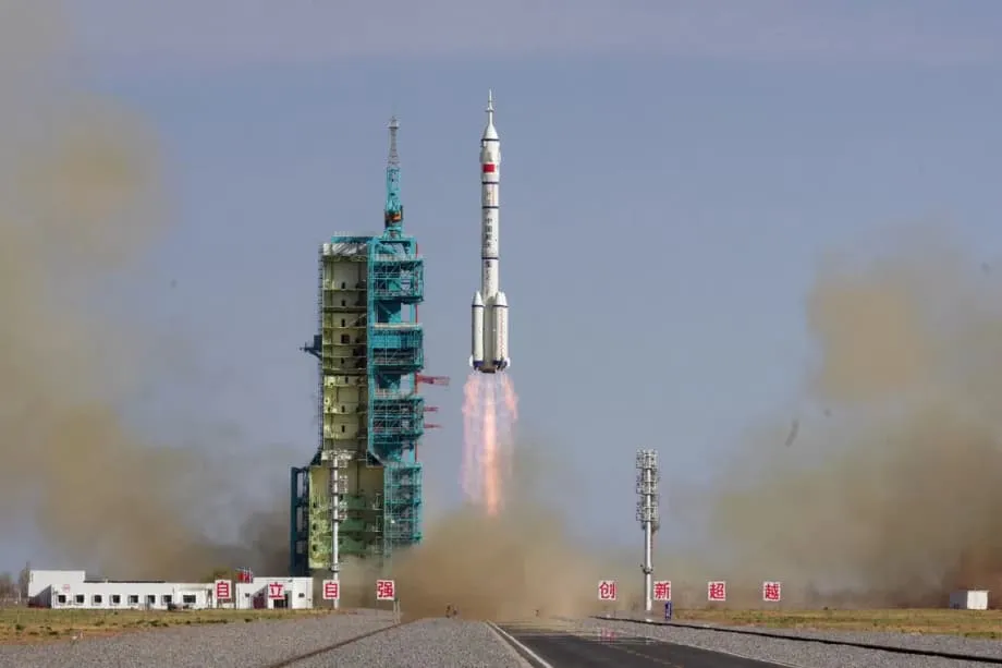 China trará a Shenzhou 20 danificada de volta sem tripulação após rachadura em janela