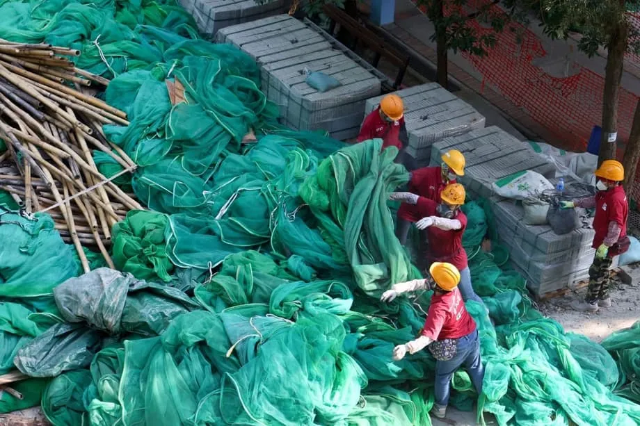 Tela de andaime em Hong Kong pega fogo apesar de cumprir normas de segurança