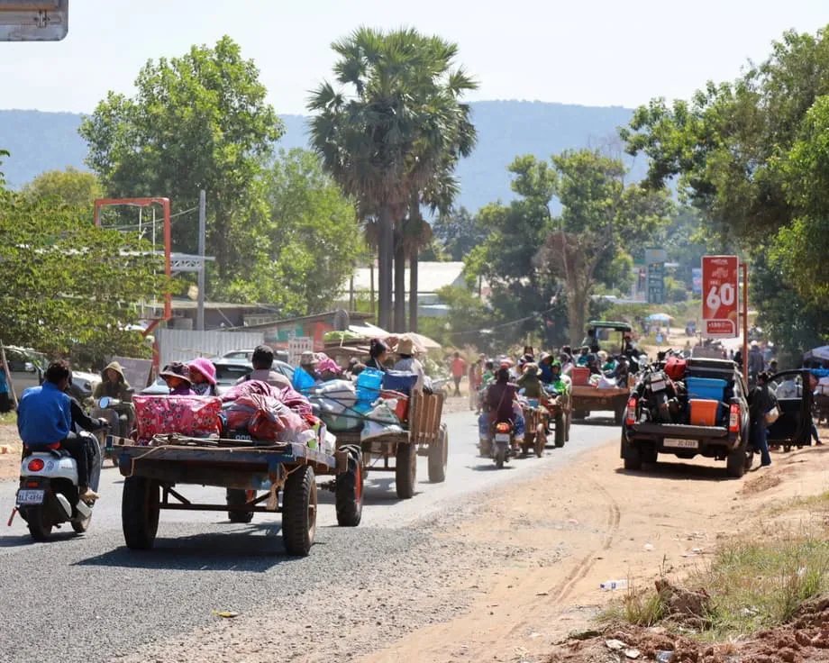 Tailândia realiza ataques aéreos na fronteira com o Camboja após trégua se fragilizar; evacuações em massa são ordenadas