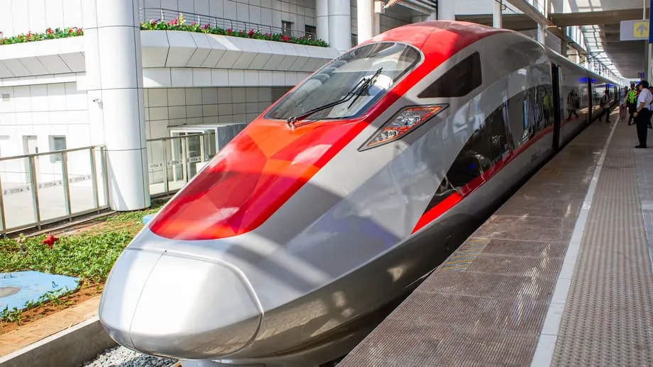 Trem de alta velocidade Whoosh, da Indonésia, enfrenta dívida crescente