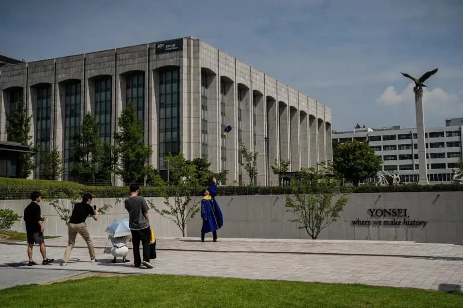 Estudantes sul-coreanos adiam a formatura e buscam oportunidades além de Seul diante da escassez de empregos