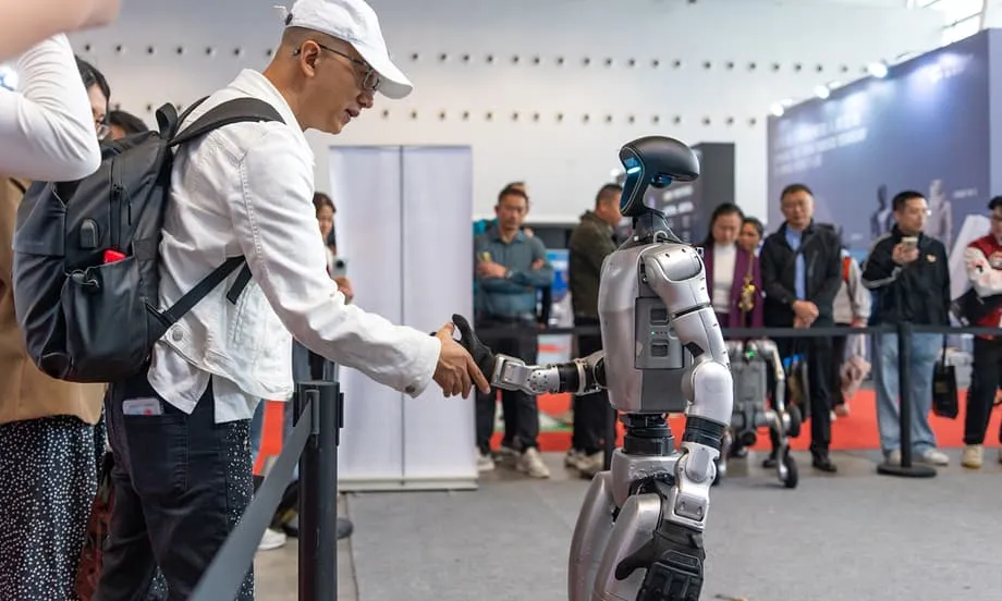 Robôs humanoides da China chamam atenção global com acrobacias em shows e habilidades de combate