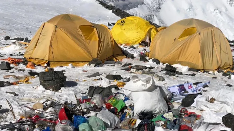 Nepal abandona esquema de depósito para lixo no Everest após fracasso da política