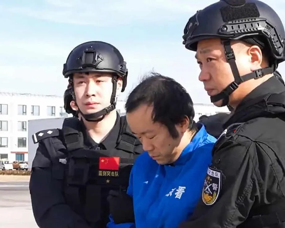 Suposto chefão de rede de golpes é extraditado para a China em meio à intensificação do combate global a fraudes