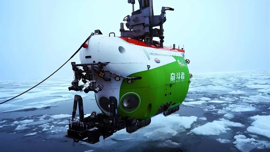 Submersível chinês realiza descida histórica a uma dorsal ártica inexplorada
