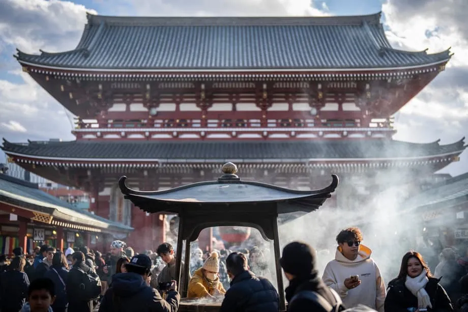 Tensões diplomáticas afetam o turismo, e número de visitantes chineses no Japão cai quase 50%
