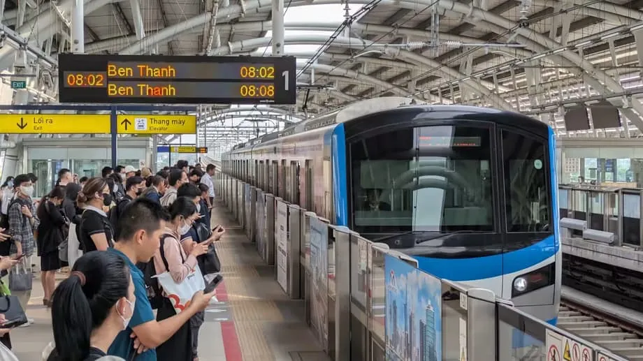 Primeira linha de metrô do Vietnã transforma a vida urbana enquanto planos de expansão avançam