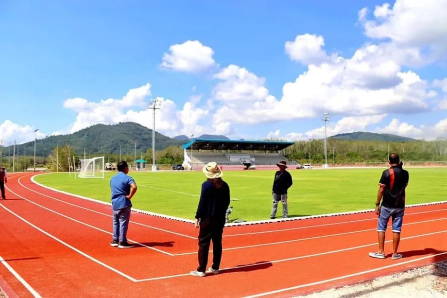 Pista de corrida com curvas em ângulo reto em estádio tailandês gera preocupação com segurança e investigação
