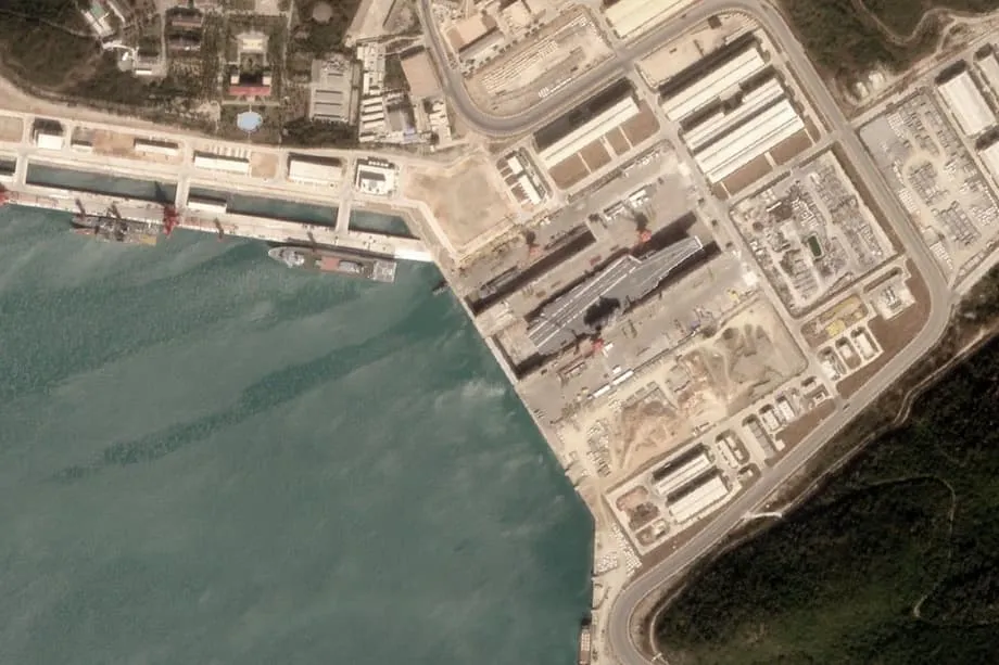 Porta-aviões Shandong da China entra em novo dique seco, marcando um grande avanço na logística naval